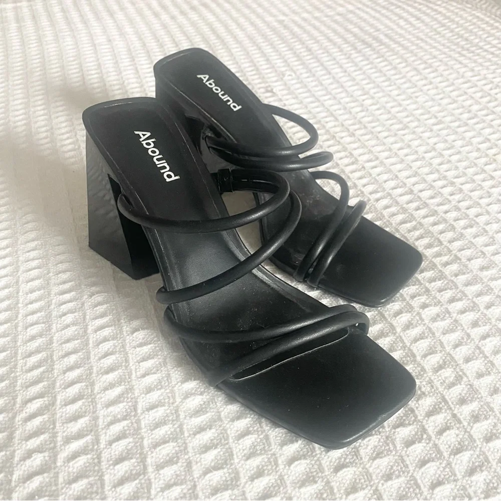 Abound Austyn Strappy sandal black size 8.5